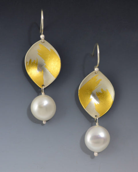 Single dangling leaf with pearl earrings